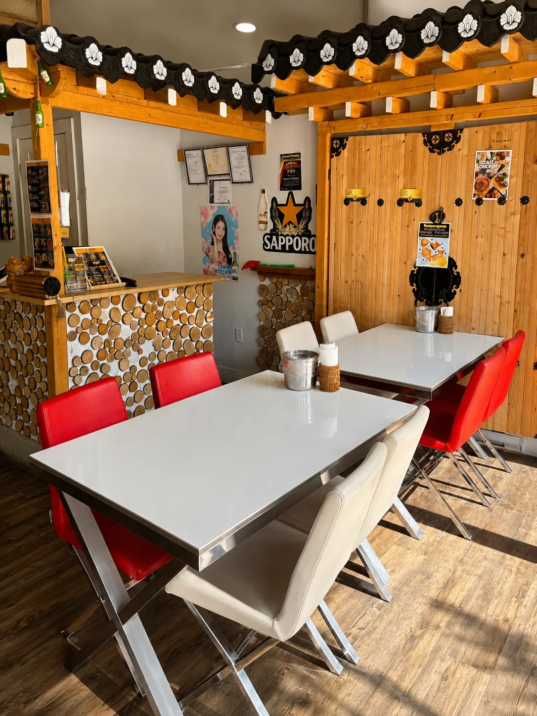 Seoa's Chicken dining room