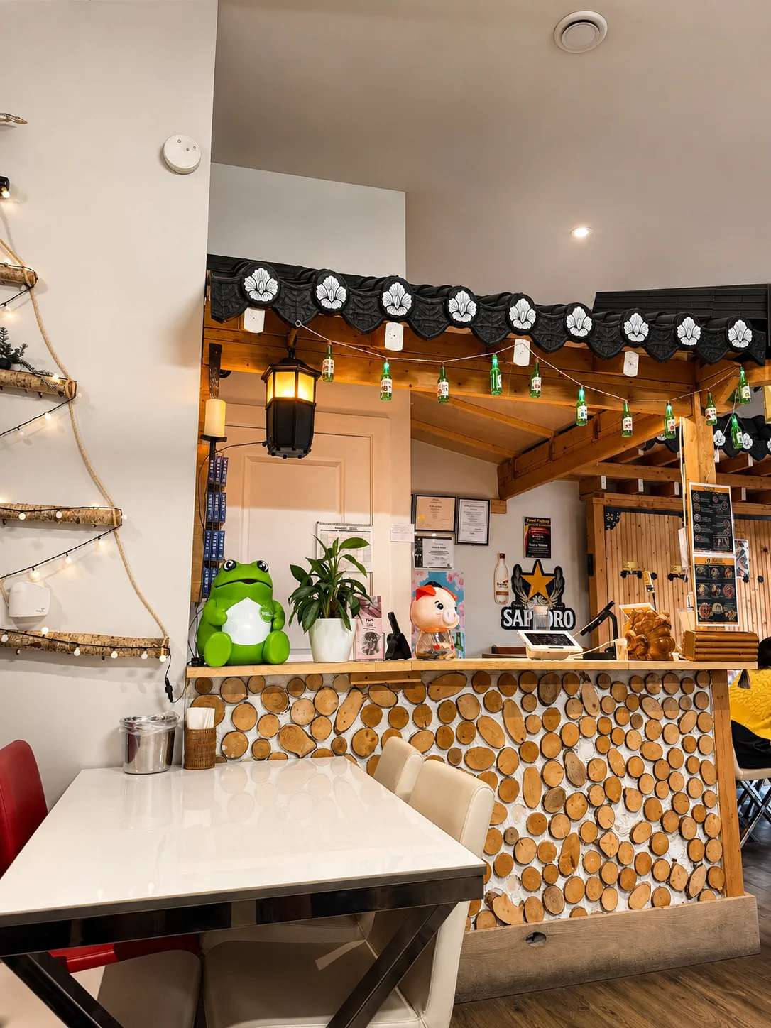 Seoa's Chicken dining room and service counter
